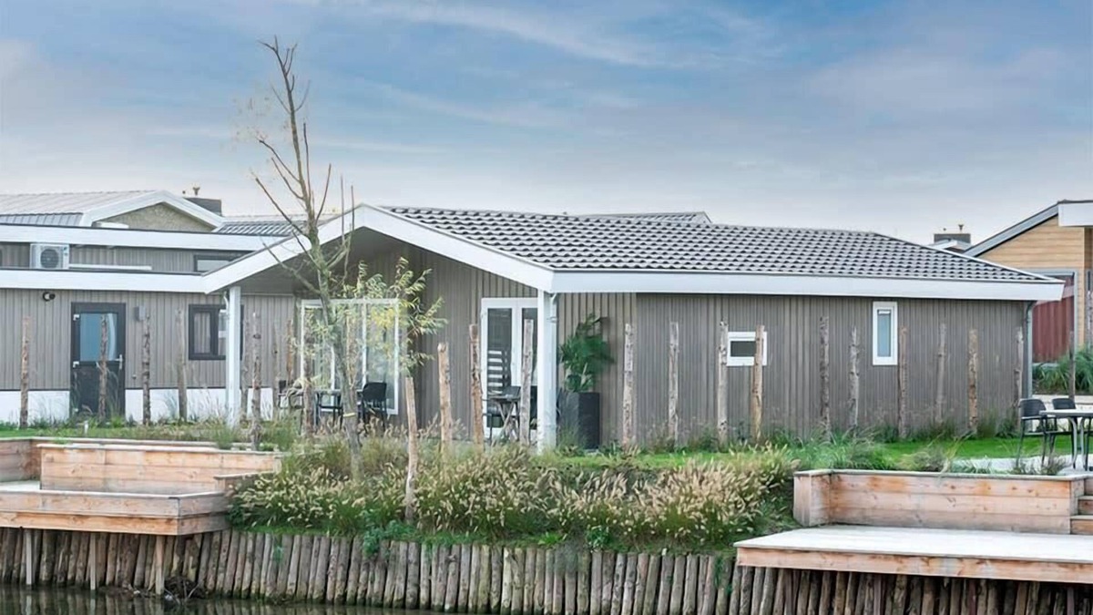 Linden House | Detached chalet on the water with two bedrooms