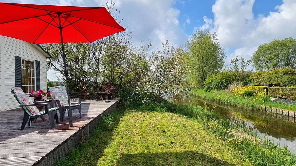 Hensbroek Ski Chalet | Detached chalet with beautiful terrace, near Alkmaar