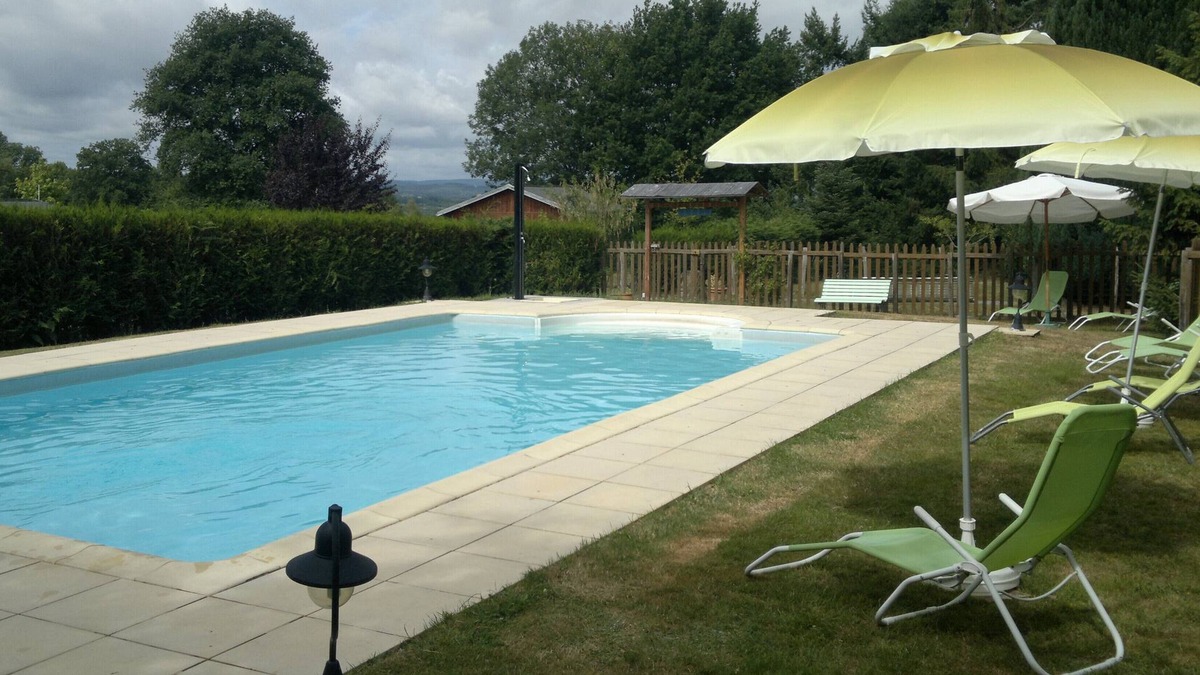 Valliere Ski Chalet | Detached chalet, wooded grounds 1500 m2, heated swimming pool.animals accepted
