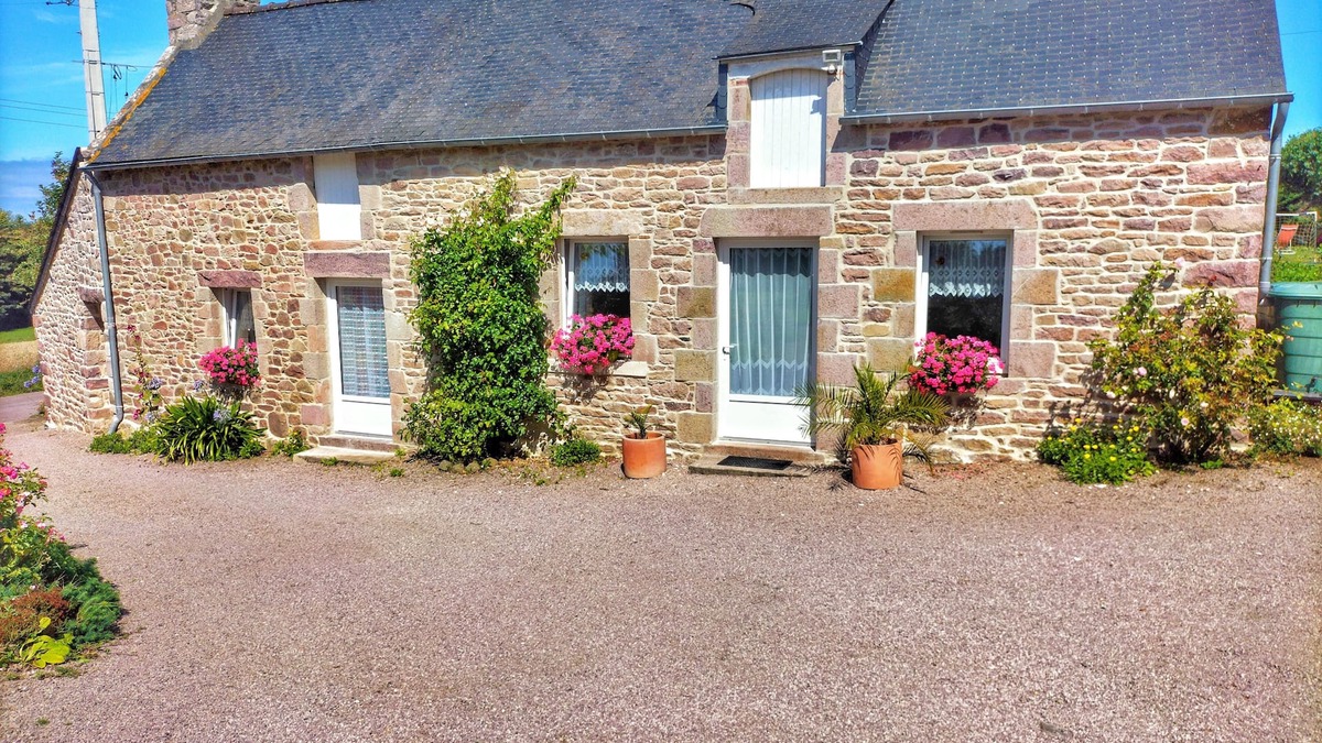 Plevenon House | Detached character house, courtyard and garden located 600 m from shops.