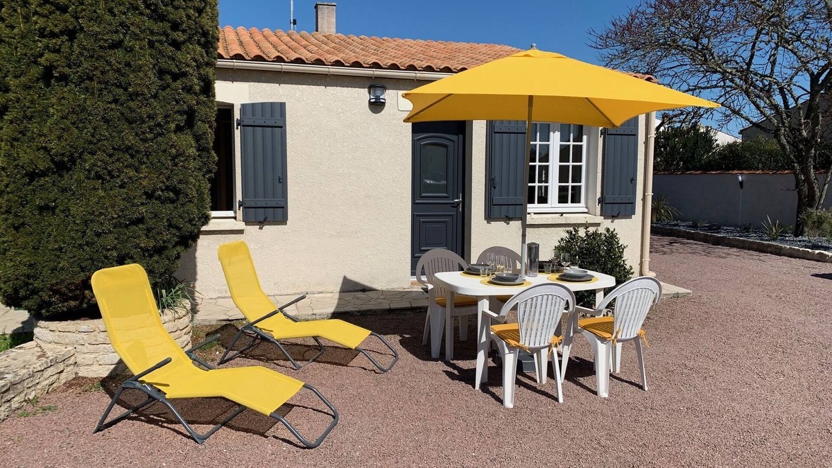 Le Chateau-d'Oleron House | Detached cottage and outdoor space, Wifi, direct access to bicycle path