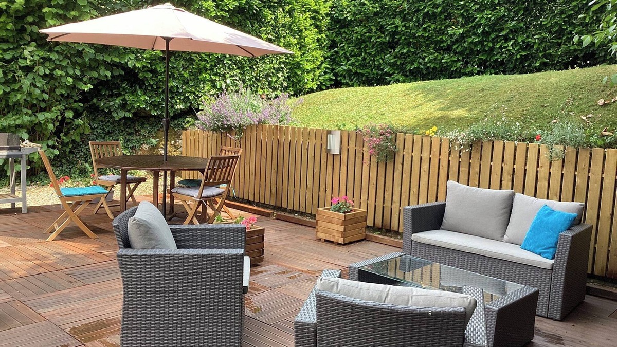 Civray House | Detached cosy, pretty cottage and garden, walking distance to town, sleeps 4.