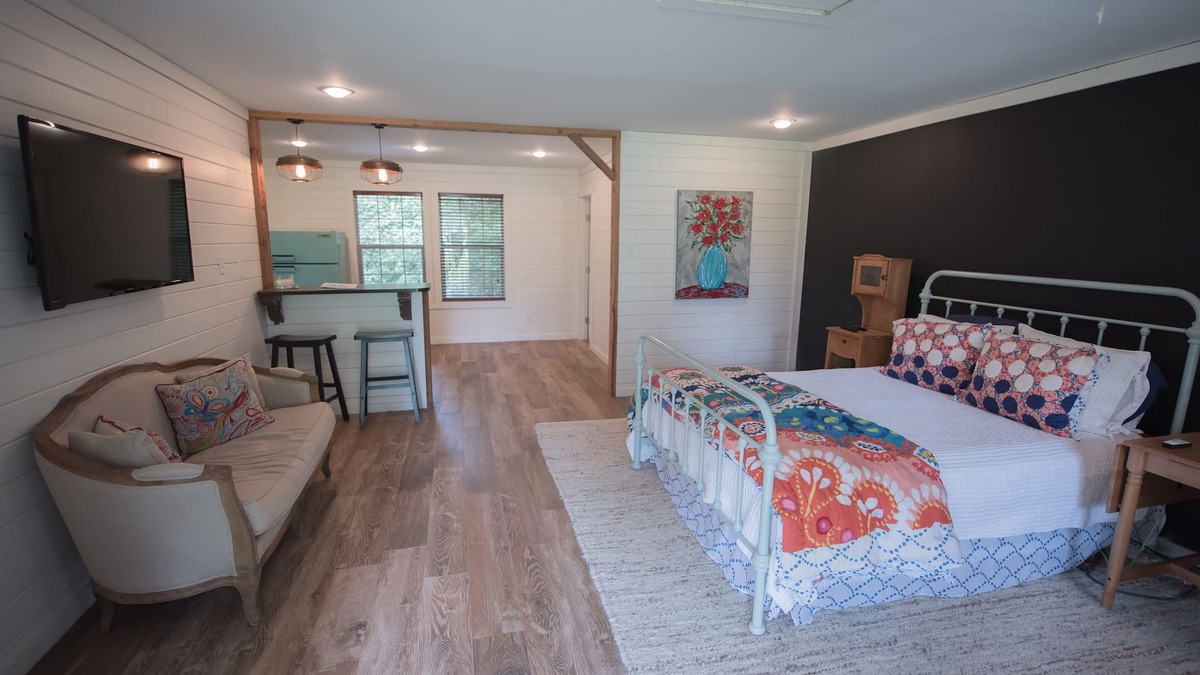 Shreveport House | Detached Cottage In A Rural Woodsy Neighborhood.