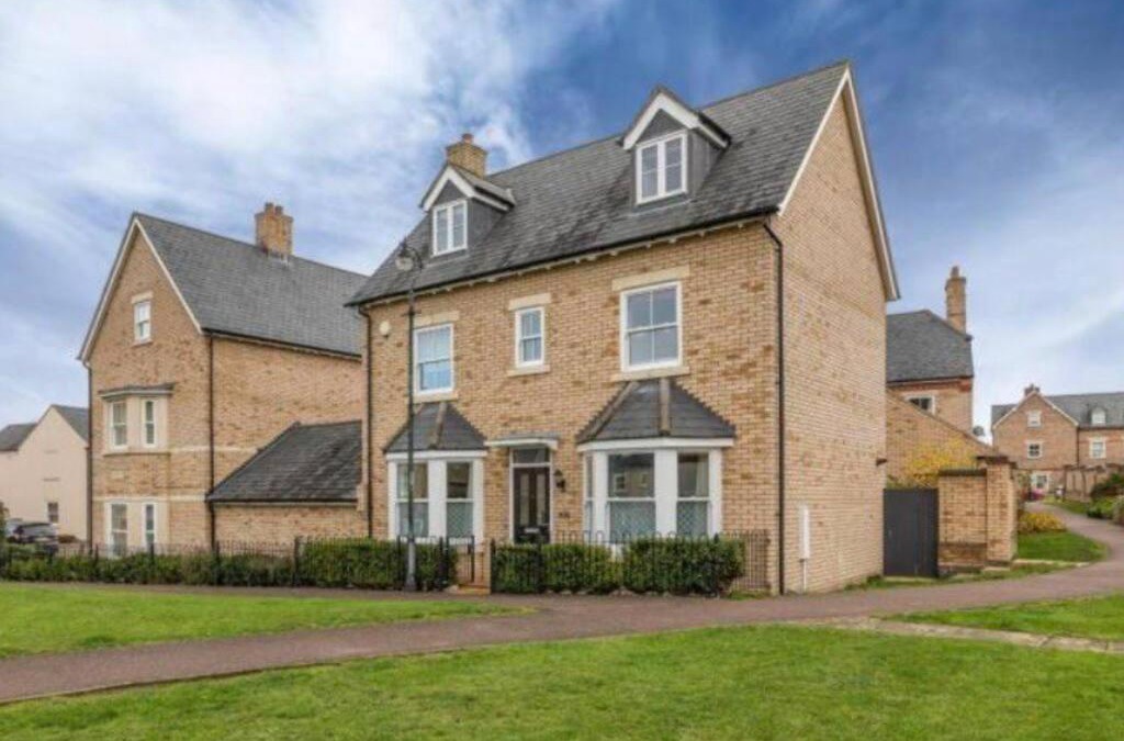Willian House | Detached family house with private garden.