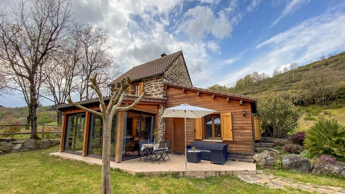 Connac House | Detached gîte with views and shared pool