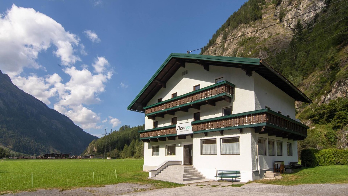 Huben House | Detached group house with ski storage room