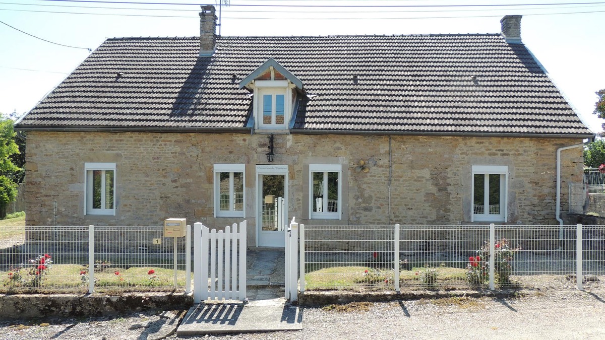 Commarin House | Detached house 170m2, enclosed garden 1000m2, 10 people, near Lac de Panthier