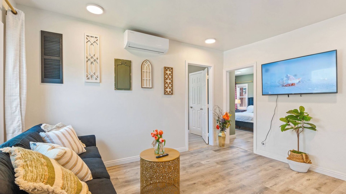 Alhambra Apartment | Detached house 2 Bedroom 1 Bathroom Prime & Private location King Bed! 1109n