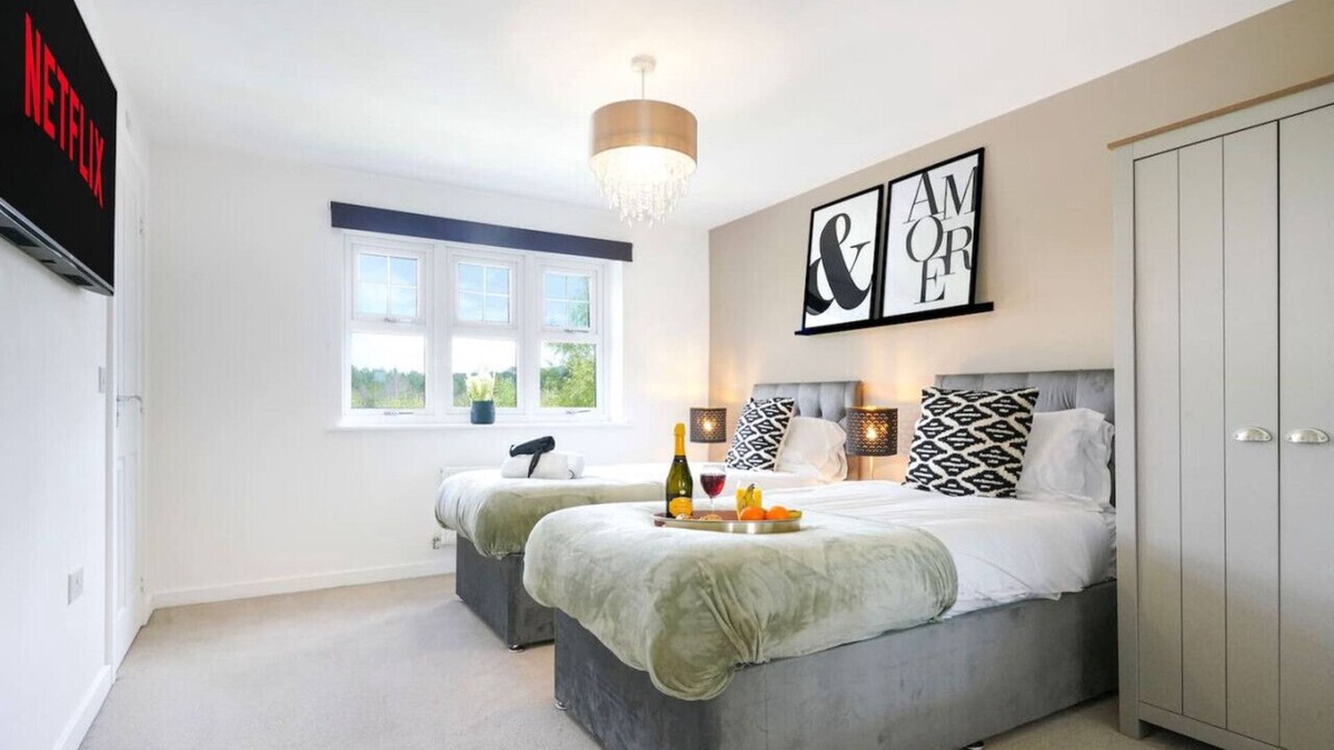 Great Brington House | Detached House Free Parking FastWifi SmartTV