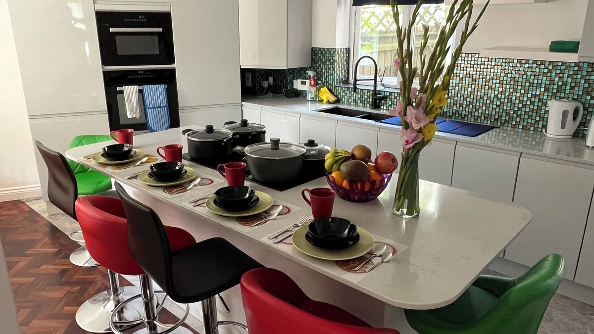 Milton Keynes House | Detached House great location for easy access to Milton Keynes