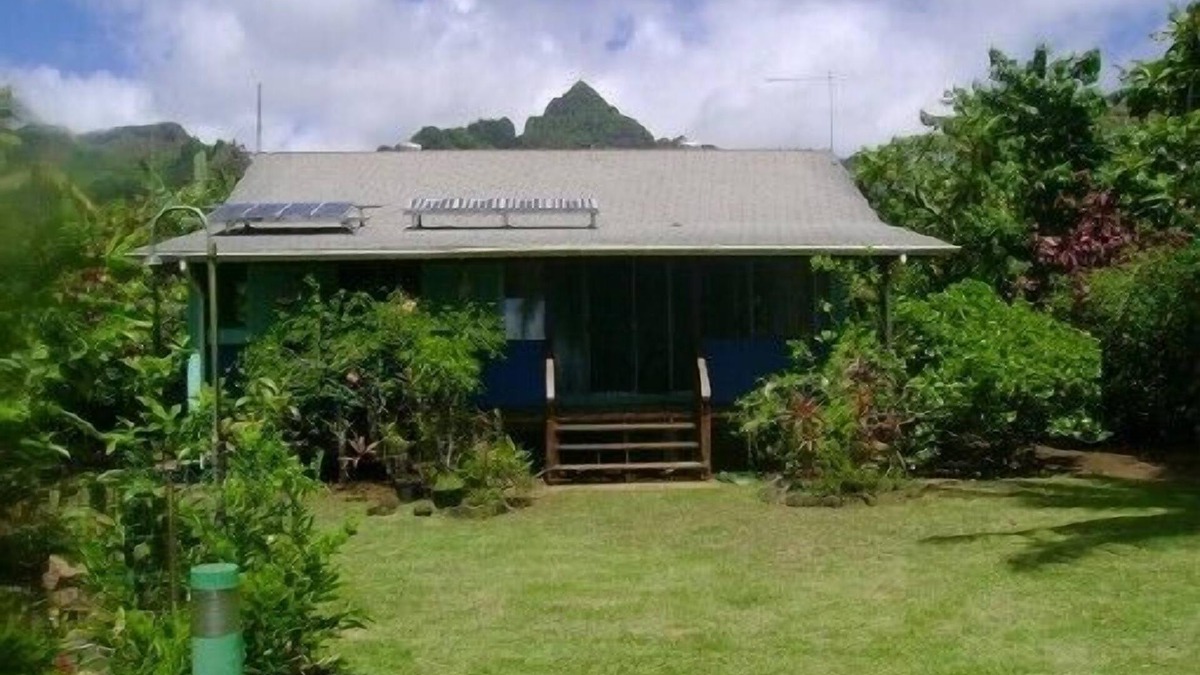 Papeto'ai House | Detached house in a tropical garden with relaxing sea view