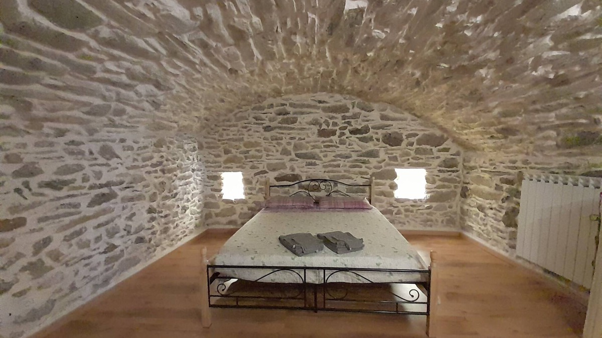 Andagna House | Detached house in Andagna with room with exposed stone CITRA:008035-LT-0019