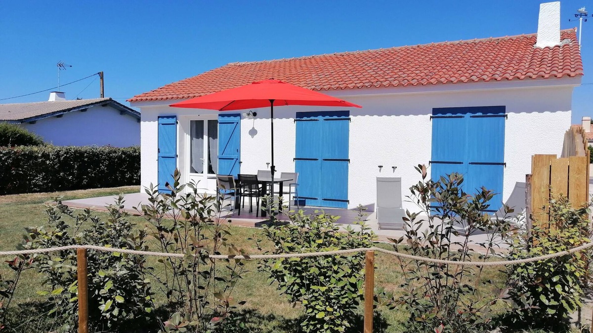 Barbatre House | Detached house near beach and shops