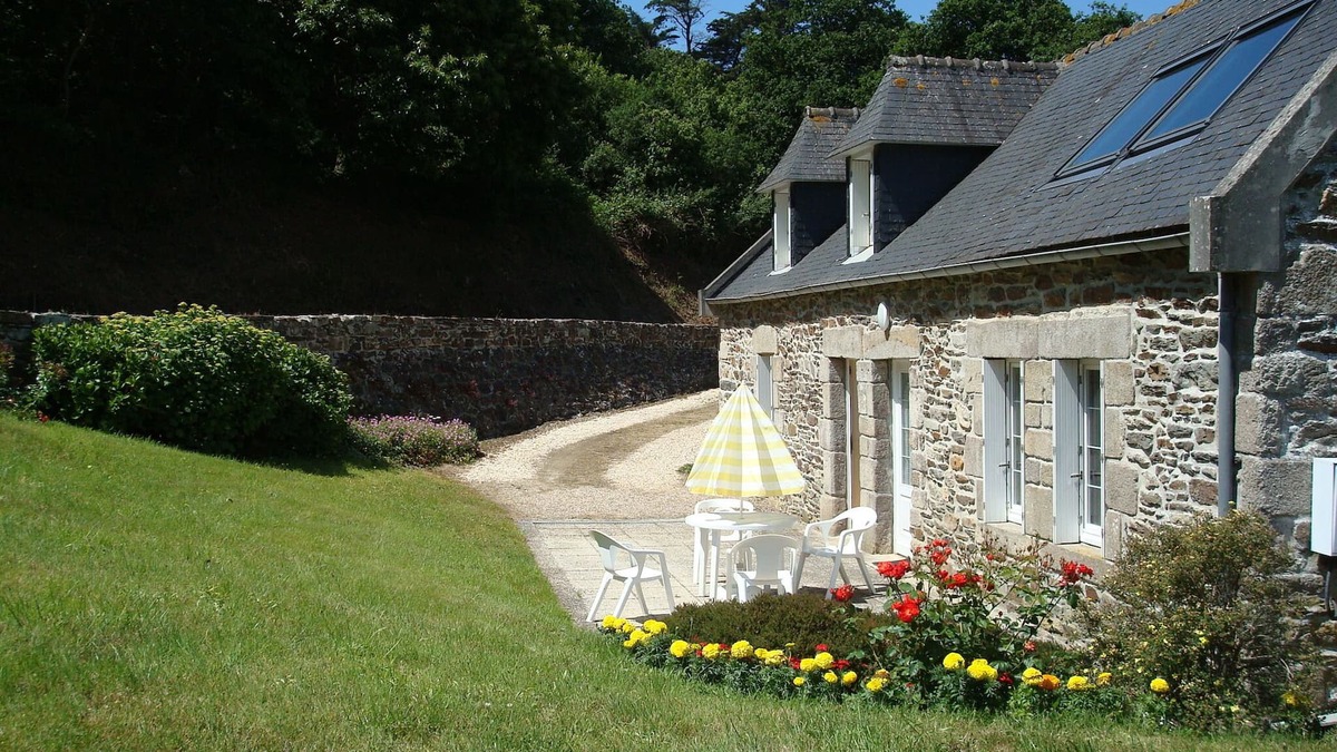 Plomodiern House | Detached house of character with garden 800m from the beach of Lestrevet