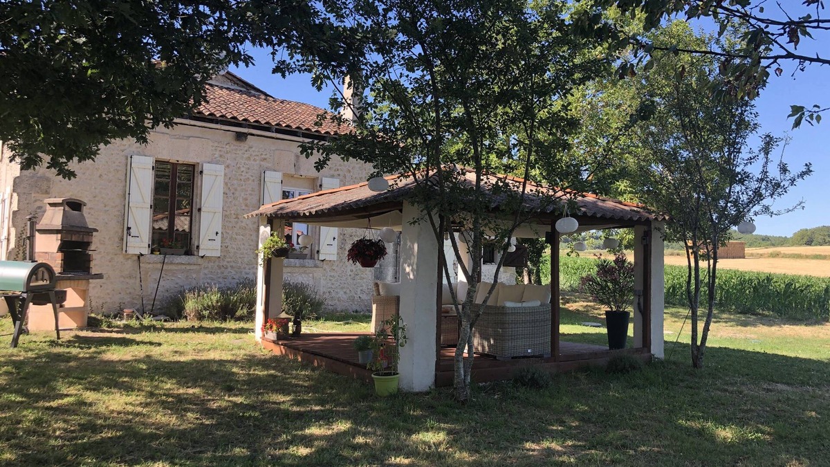 Bellon House | Detached house + private pool mins from Aubeterre