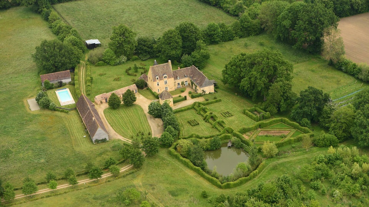 Saint-Celerin Cottage | Detached house, quiet location, swimming pool, fishing, sleeps 8