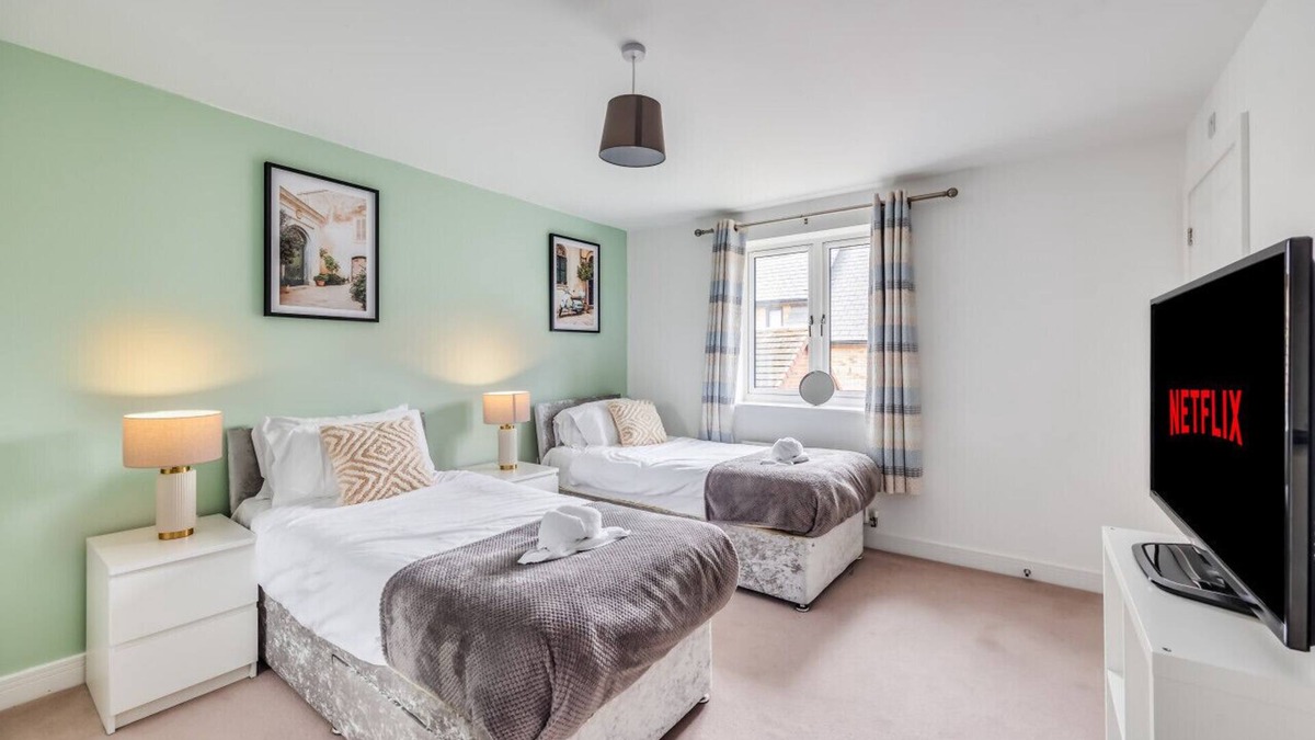 Milton Keynes House | Detached House Sleeps 8 Great Location Driveway Parking