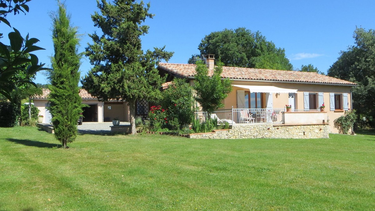 Auzas House | Detached house with a large garden and fenced