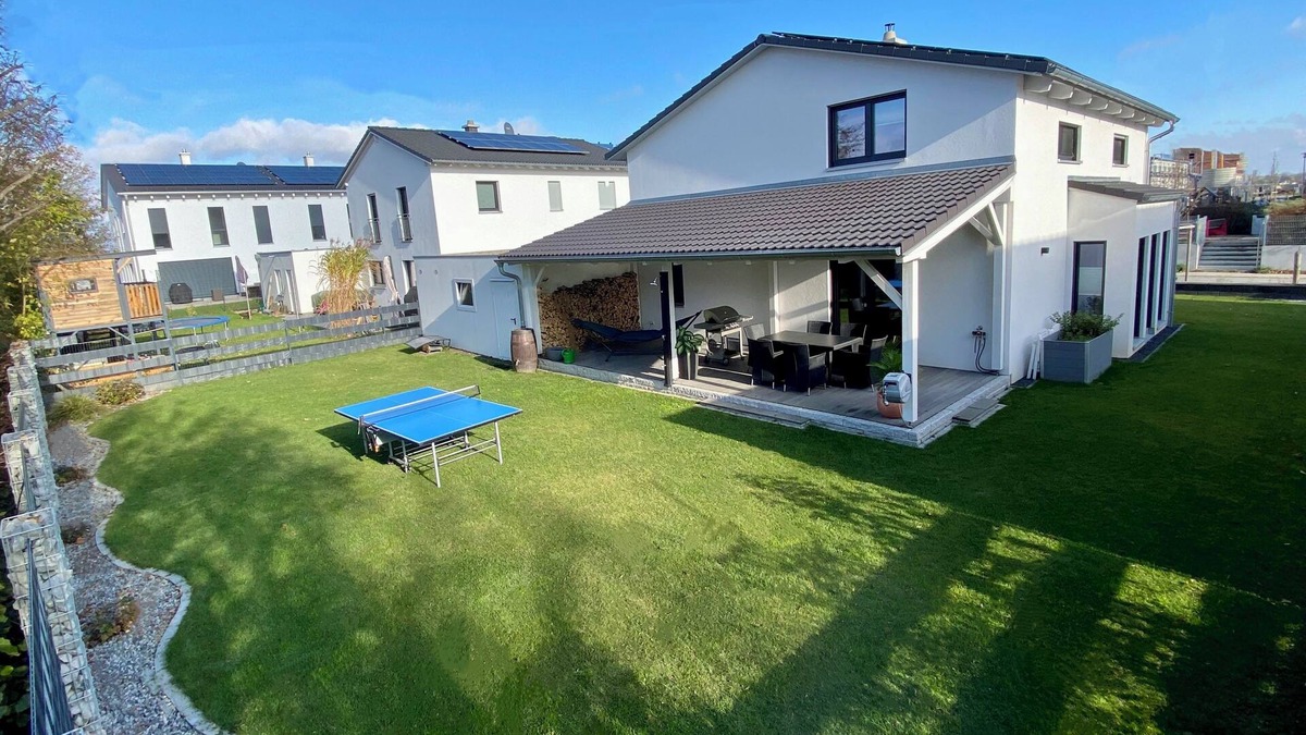 Dachau District House | Detached house with home theater