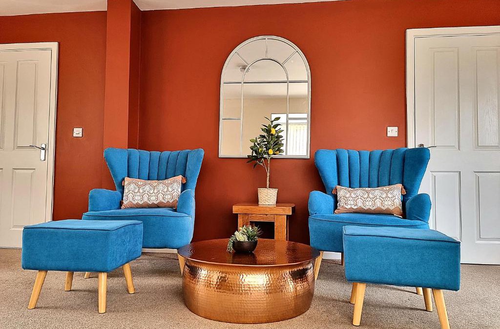 Birstall House | Detached House with Free Parking Long Stay Discounts