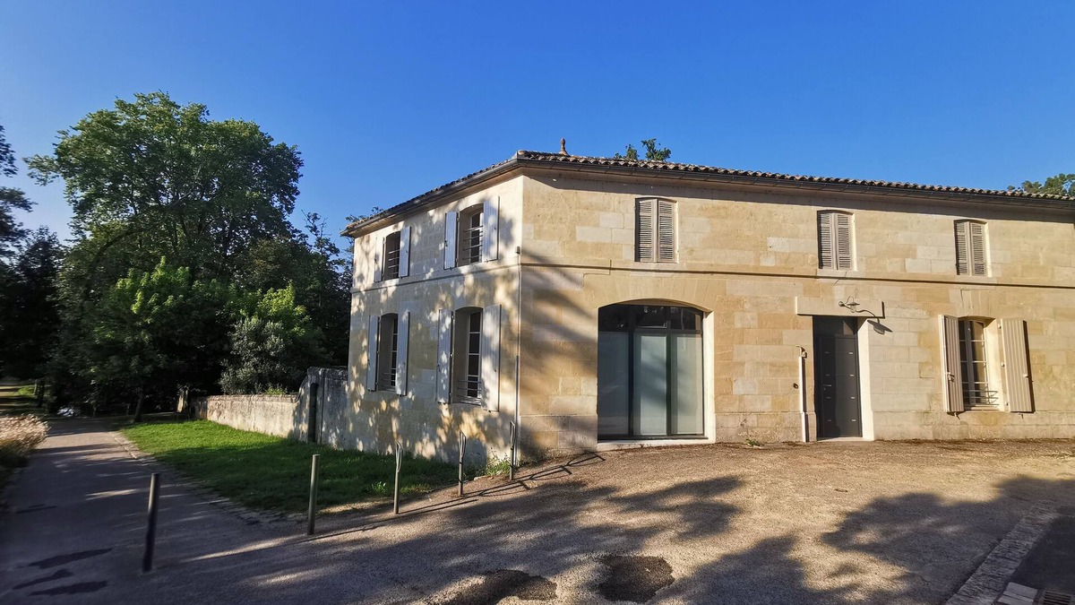 Jonzac House | Detached house with garden at the foot of the Château de Jonzac.