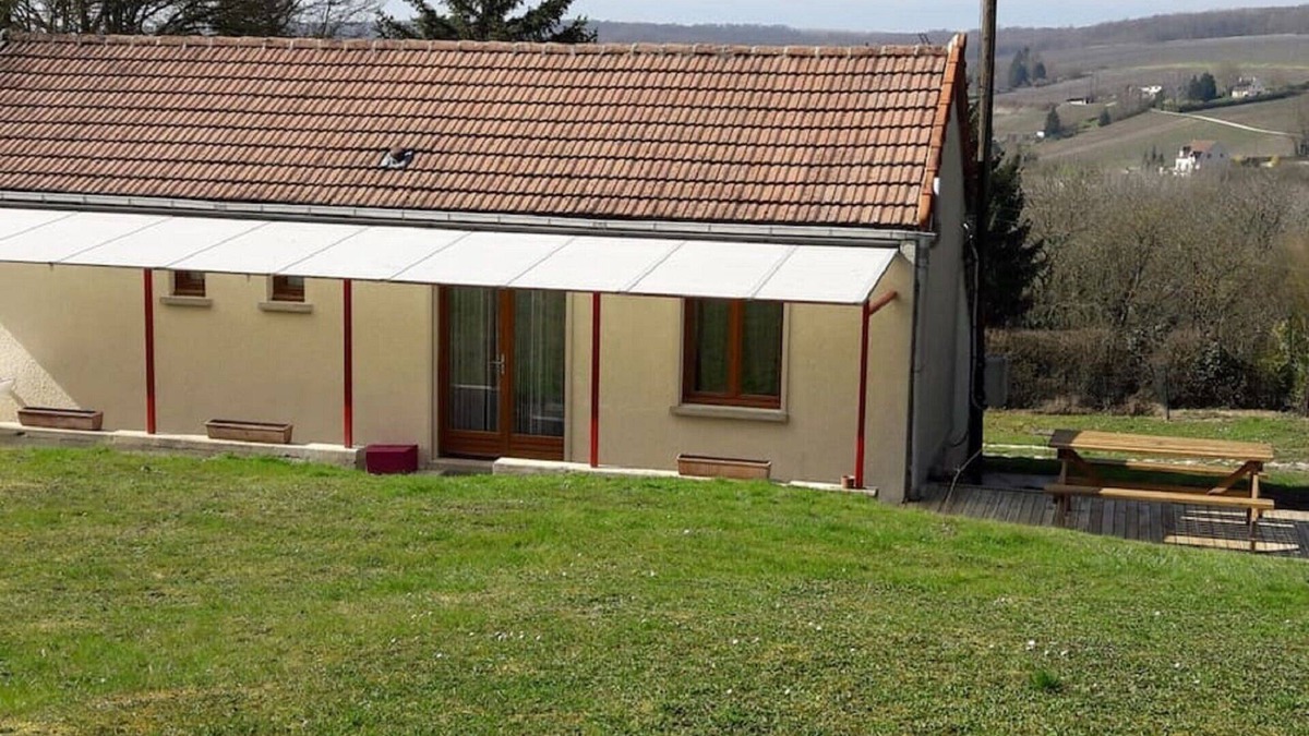 Charteves House | Detached house with private garden