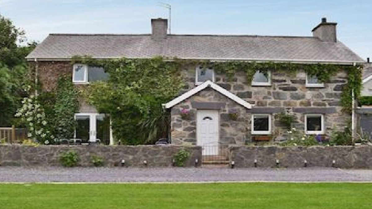 Gallt Y Foel House | Detached large cottage with hot tub close to zip world and Snowdon