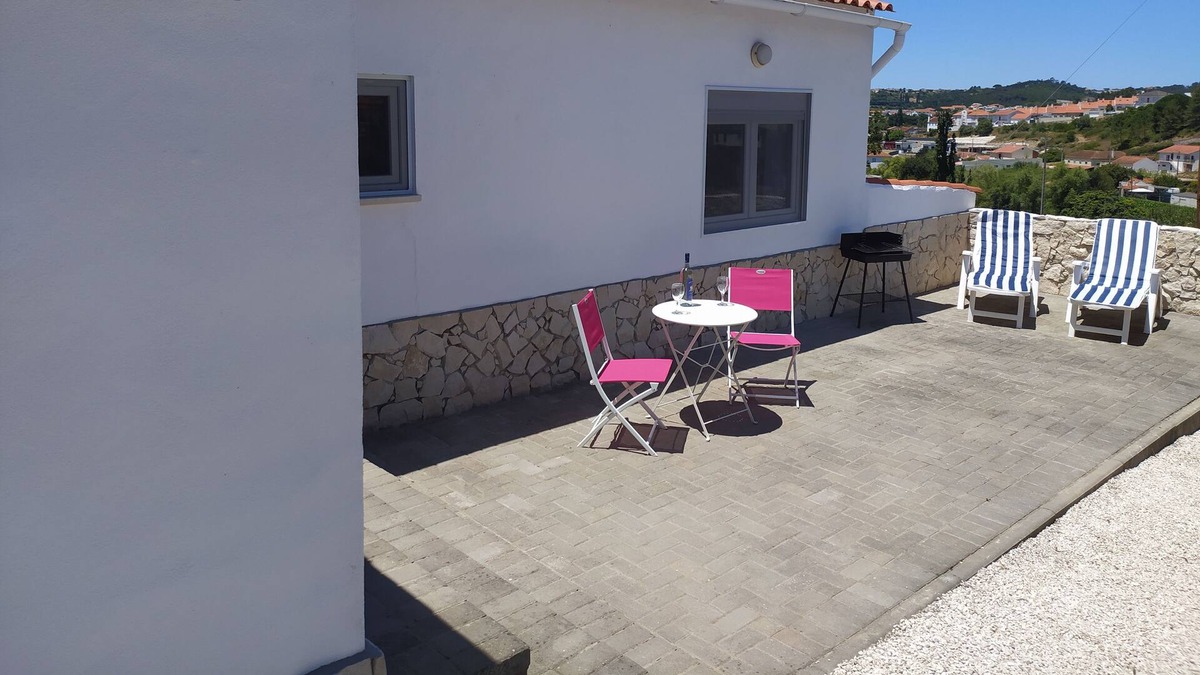 Alcobaca Cottage | Detached one bedroom cottage with private parking