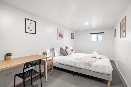 Pymble House | Detached Queen Room in Pymble - Serene Spot - Shared Bathroom