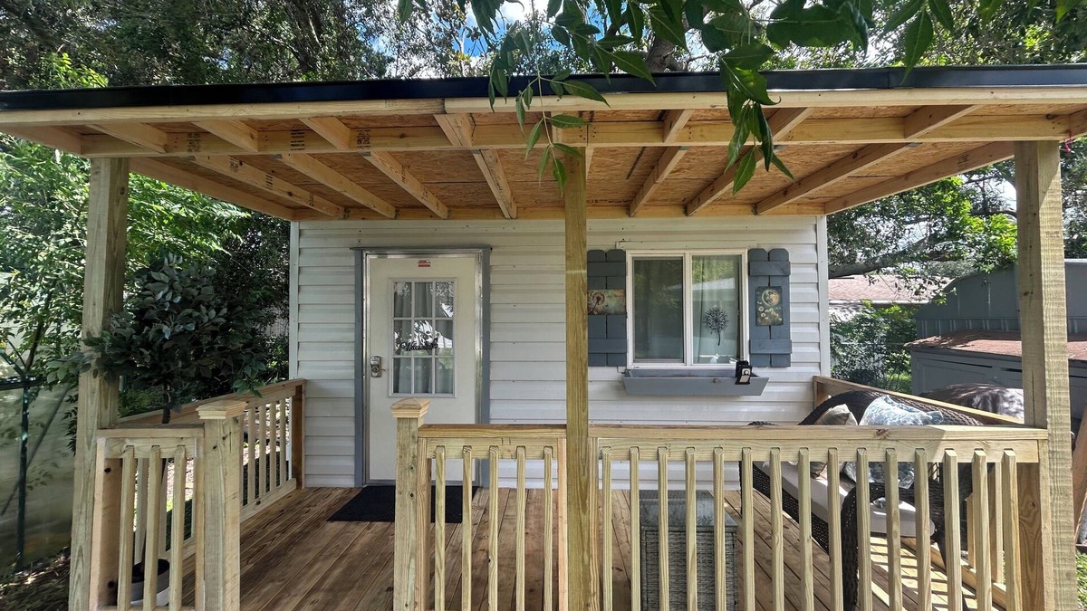Deltona Lakes Apartment | Detached Room with AC in Suburbia.