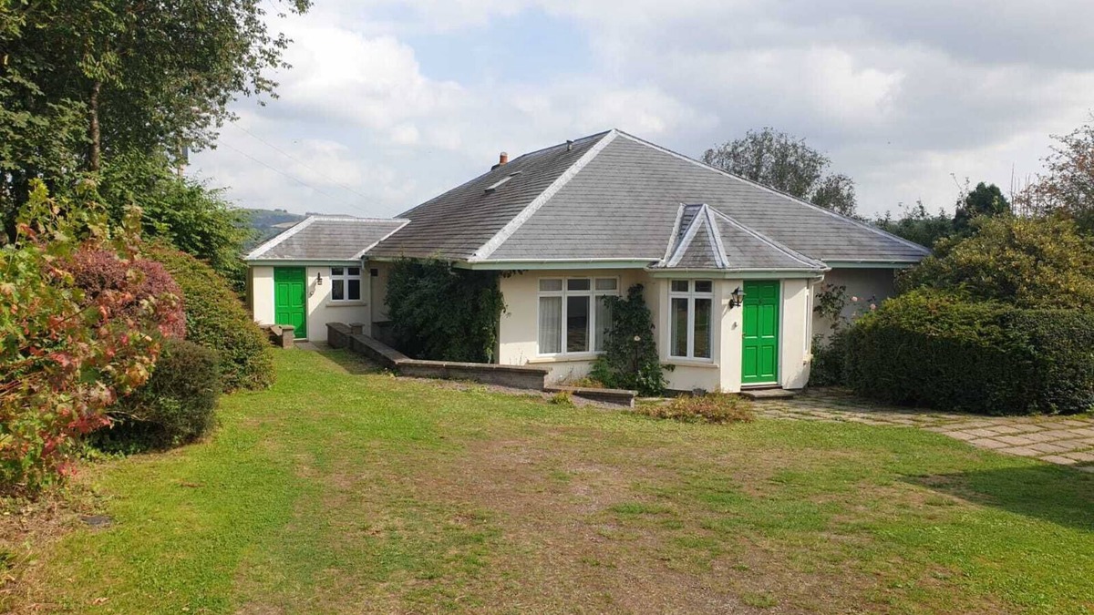 Llandrindod Wells House | Detached rural bungalow, with sunroom, parking and enclosed garden