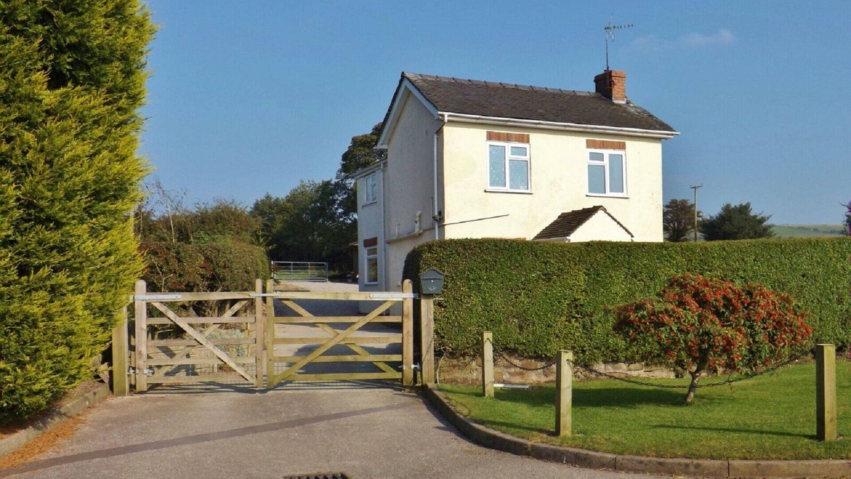 Leek Cottage | Detached Rural Cottage in Idyllic Location with 3 acre safe secure 6ft dog field