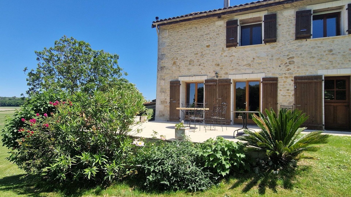 Passirac House | Detached spacious converted barn: heated pool, perfect for families, sleeps 13.