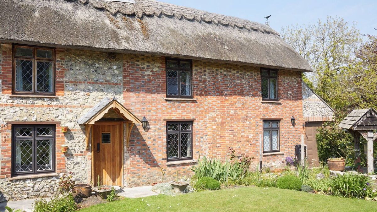 Newport Cottage | Detached Thatched Cottage In The Village Of Carisbrooken4 bedrooms + 3 bathrooms