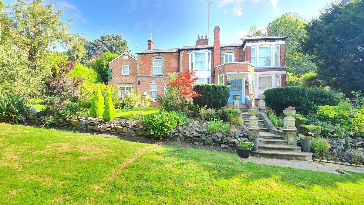 Leicester House | Detached Unique Period Country House Located in Leicester