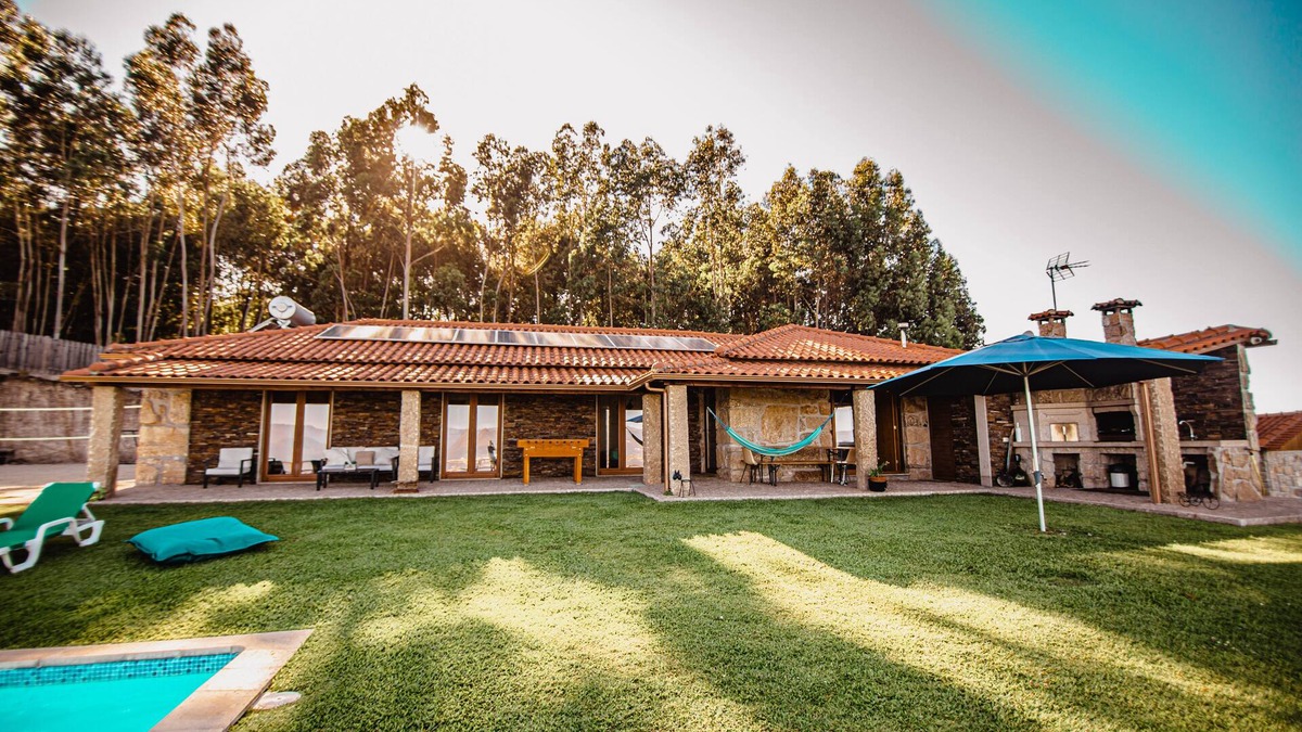 Britelo House | Detached vacation home with pool, barbecue, soccer pitch and much more