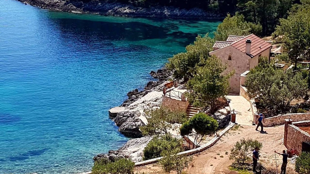 Zastrazisce Villa | Detached vacation home island of Hvar, by the sea, on the beach, WiFi, barbecue, terrace