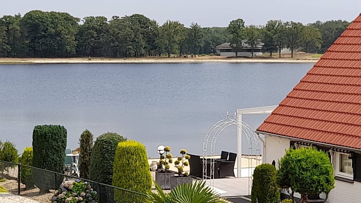 Heel House | Detached vacation home by the lake near Roermond - Netherlands