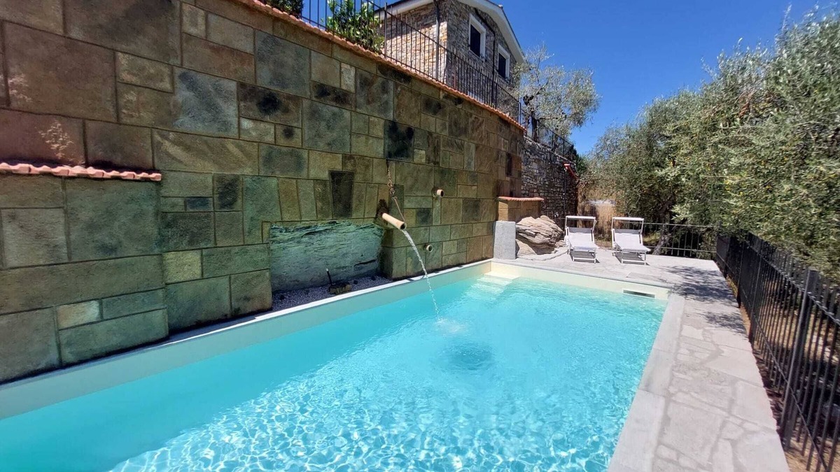 Lucinasco House | Detached vacation villa with sunny garden, panoramic pool and Jacuzzi