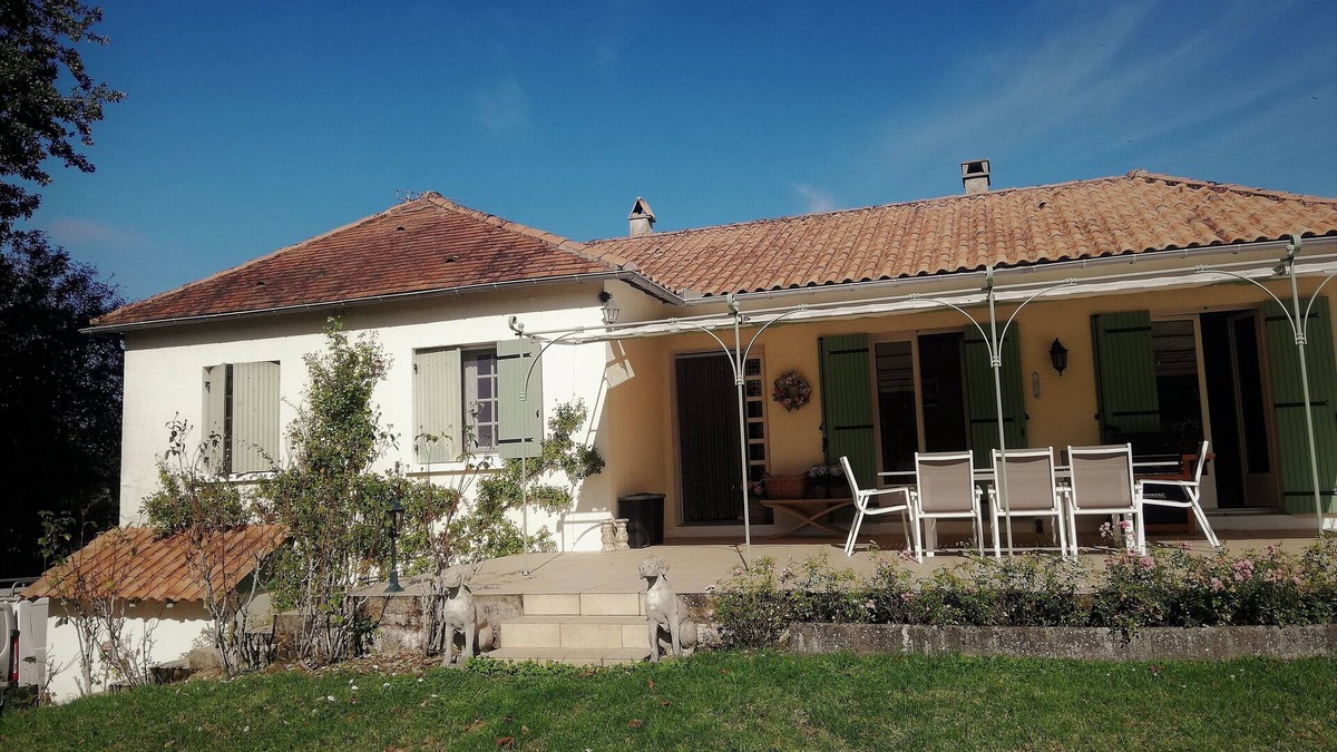 Bourdeilles Villa | Detached villa, 2 separate floors, private pool and pet friendly!