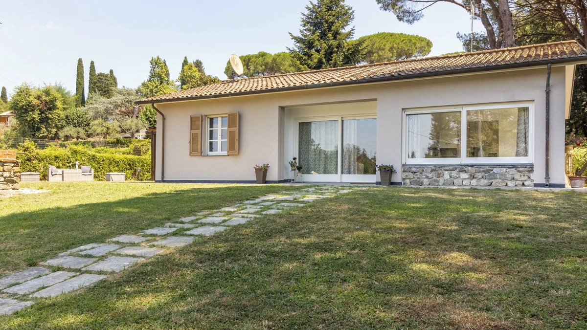Sarzana Villa | Detached villa, ideal for families/groups with garden, pool and tennis.