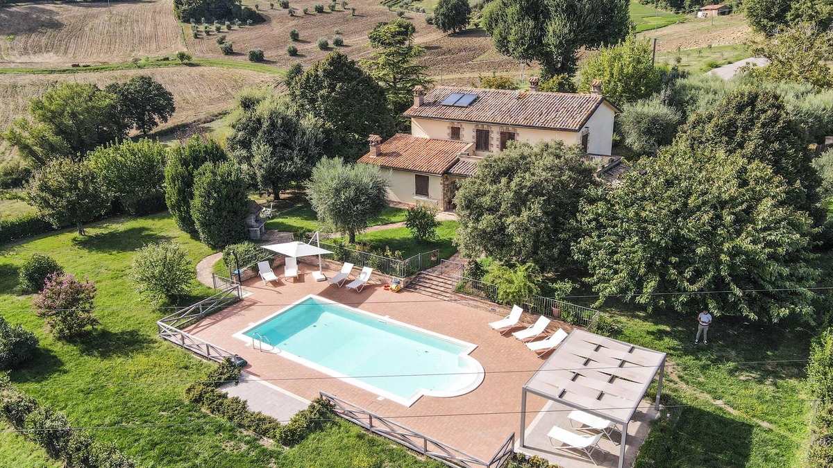 Avigliano Umbrio Villa | Detached villa with private pool & air conditoning at 1km from shops/restaurants