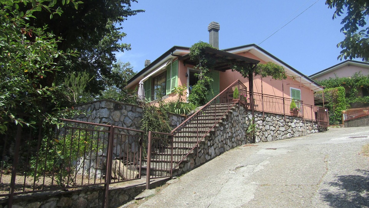 Fosdinovo House | Detached villa just outside the walls of Fosdinovo