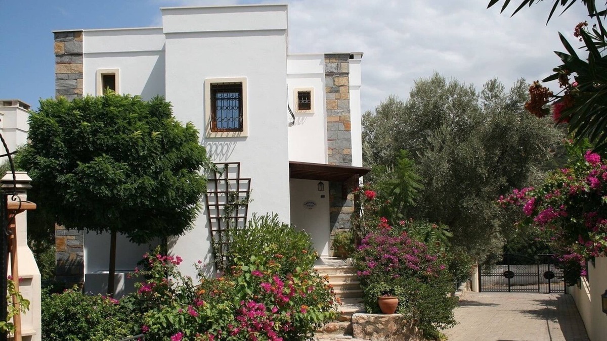 Torba Villa | Detached villa, sea views of Torba Bay, shared pool, 8 mins walk to beach 🏖