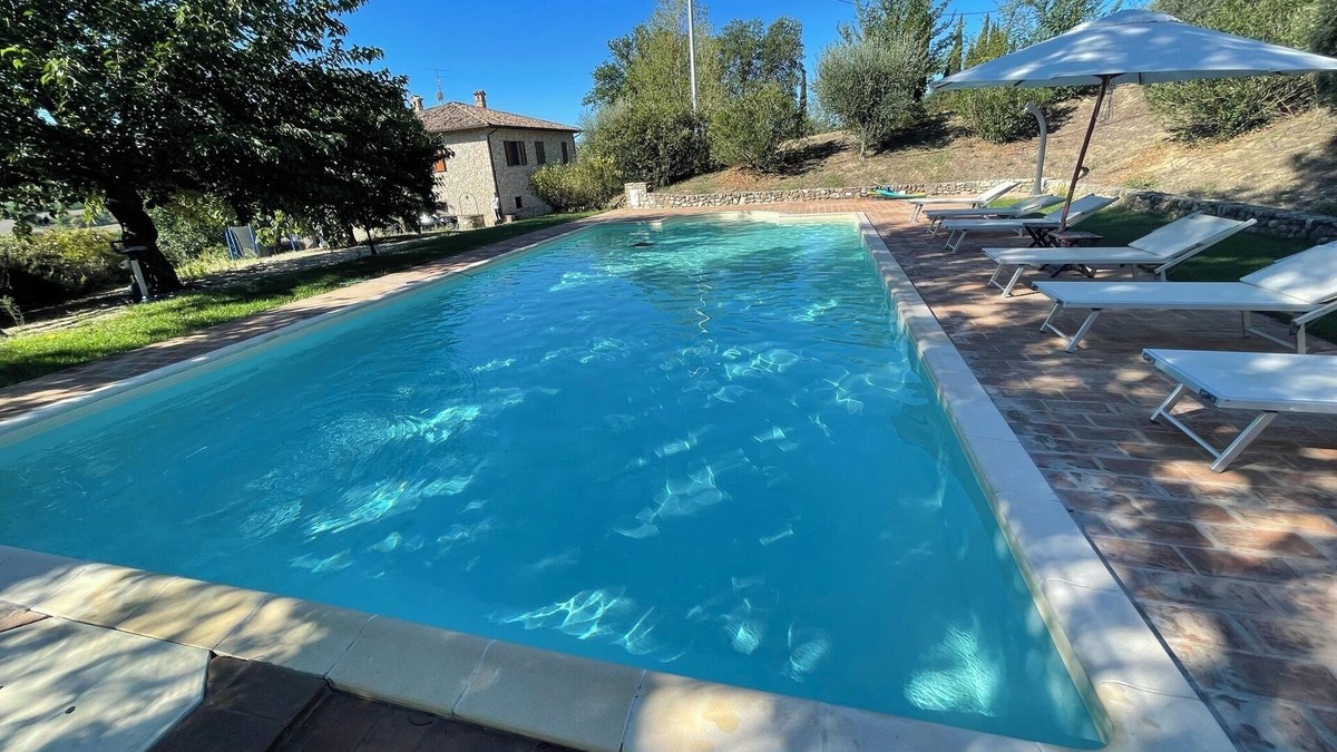 Loreto Villa | Detached villa - sleeps 10 - pool - pergola - playground for children - wifi