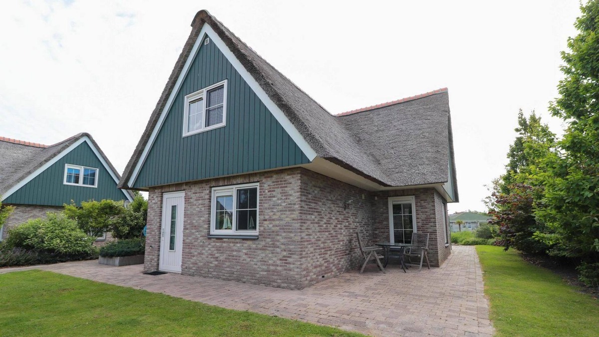 Makkum Cabin | Detached villa with a patio and jetty next to open waters