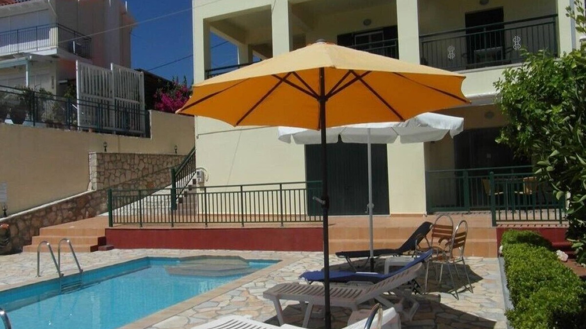 Ratzakli Villa | Detached Villa with Pool: Sleeps 6 to 10 people