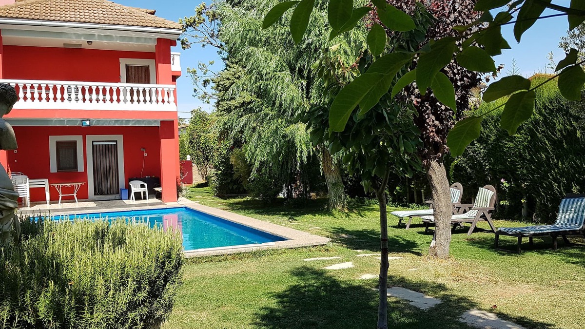 Pinseque Villa | Detached villa with private pool and wifi