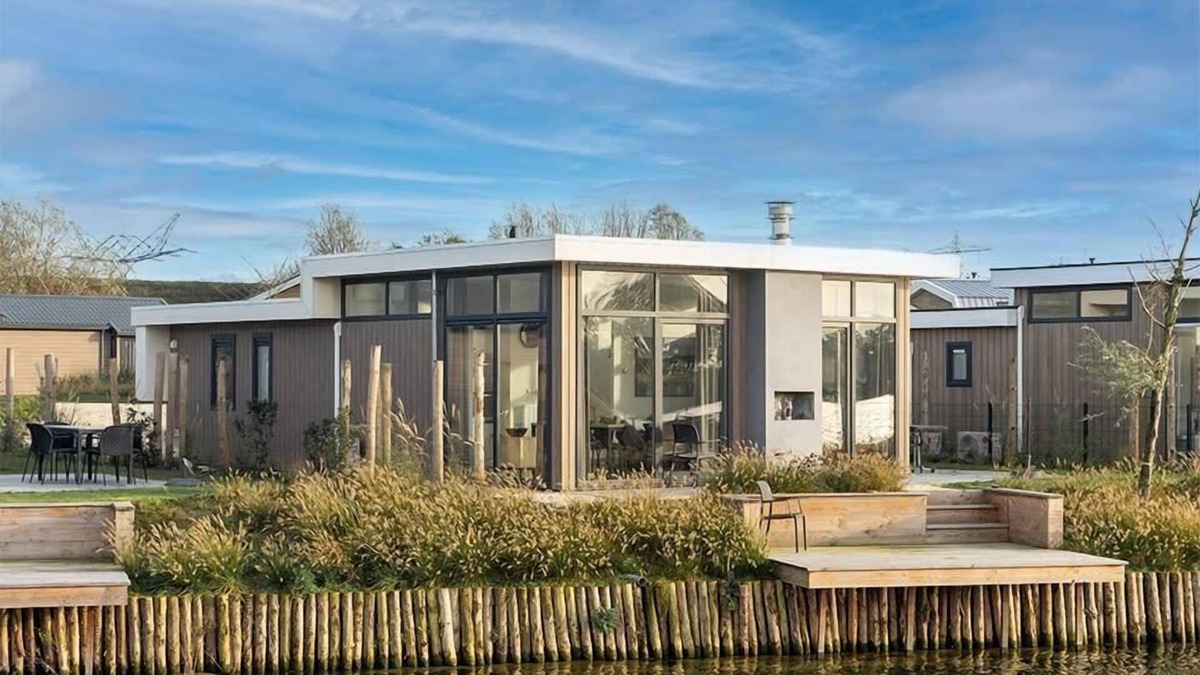 Linden House | Detached waterfront chalet with 4 bedrooms and a terrace