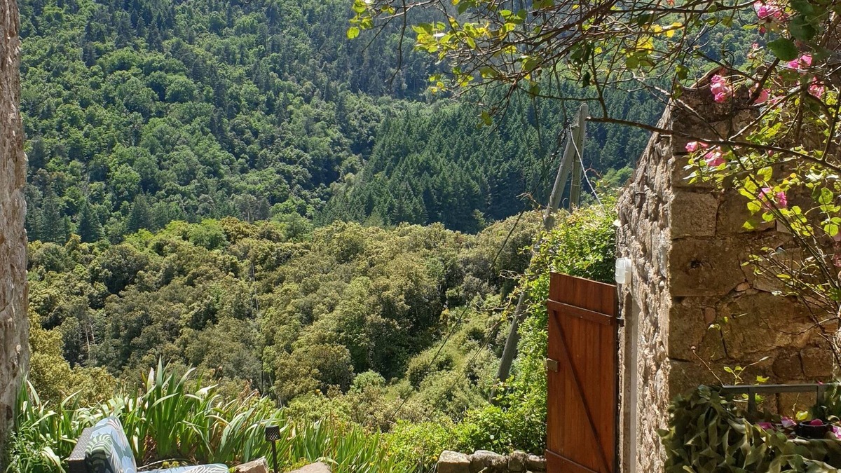 Saint Maurice en Chalencon Apartment | Deux Pièces Dans une Maison Individuelle Dans un Hameau Paisible